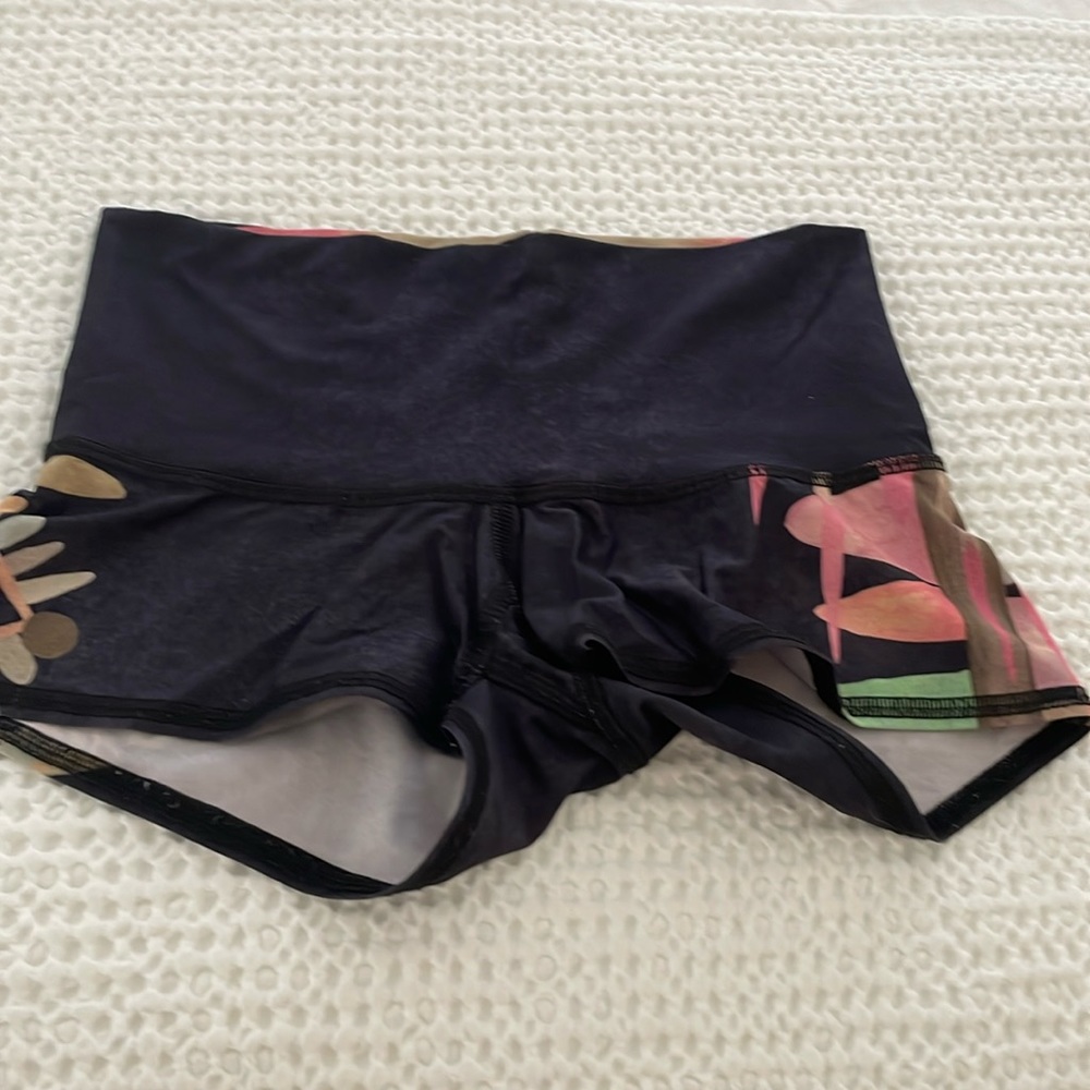 TEEKI YOGA SHORTS